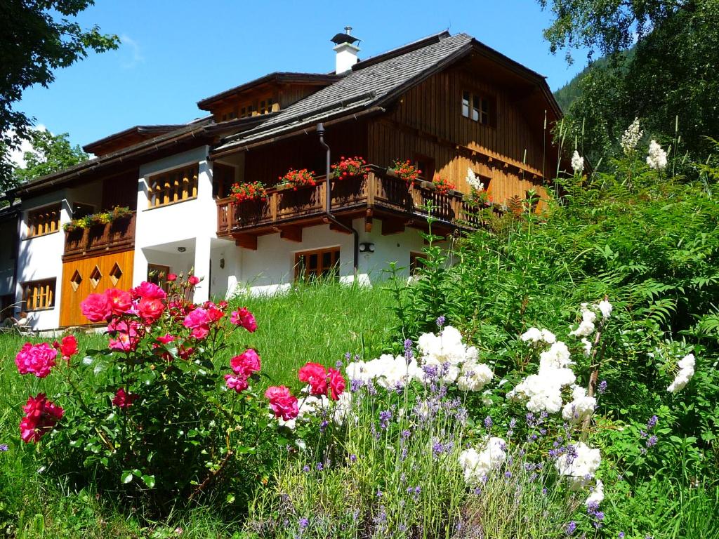 马尔尼茨Landhaus Fiausch的前面有鲜花的房子