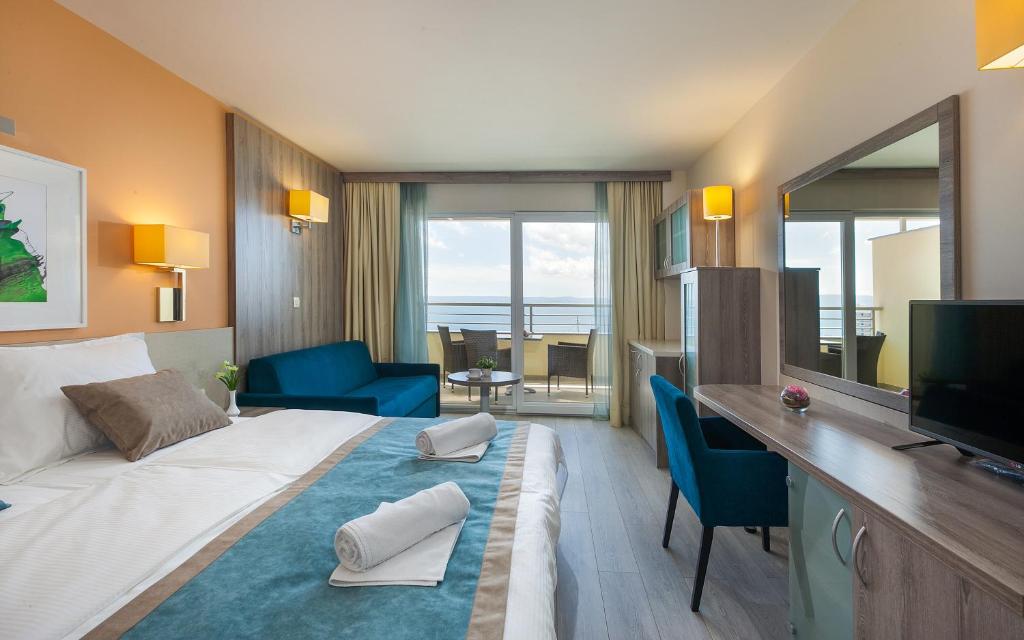 马卡尔斯卡Guesthouse Aroma的酒店客房设有一张大床和一台电视。