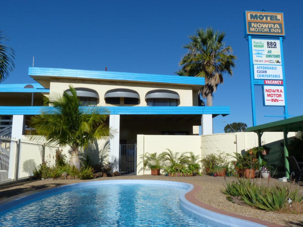 诺拉诺拉汽车旅馆的大楼前设有游泳池的酒店