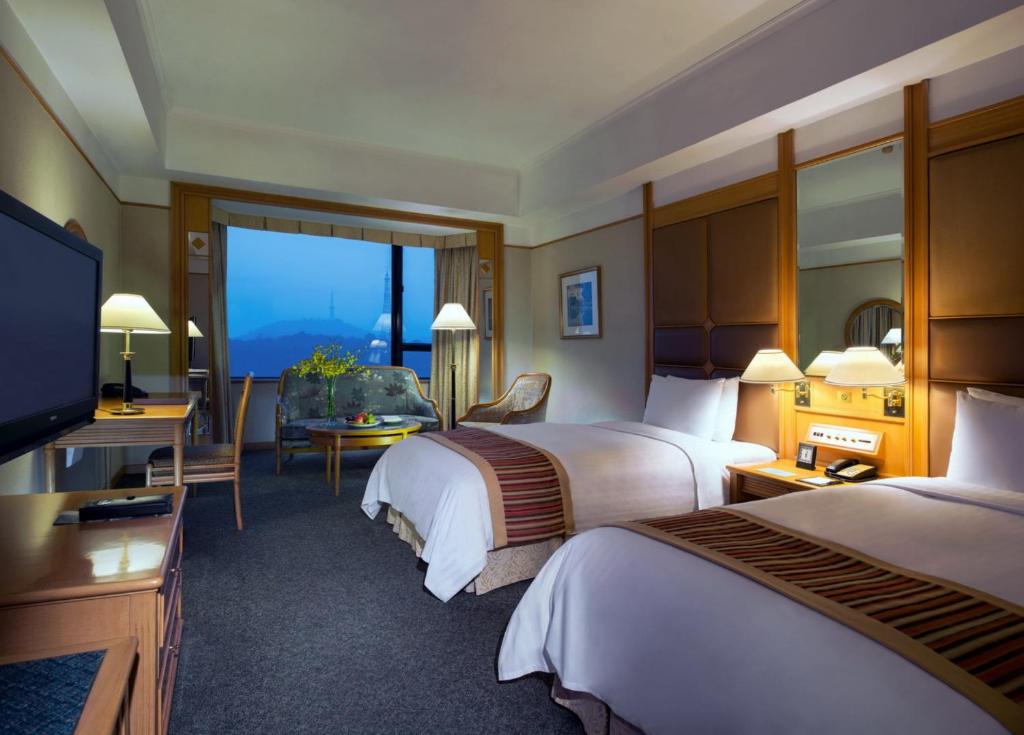 Shunde顺德新世界酒店(6月盛夏礼遇）的酒店客房设有两张床和一台平面电视。