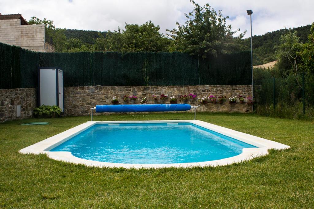 LérruzPalacio Lerruz I y Palacio Lerruz II的草地上的游泳池,里面装有两根蓝色的管子