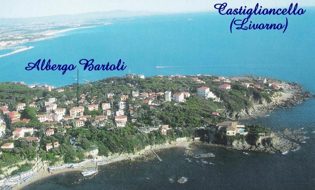 卡斯蒂利翁切洛Albergo Pensione Bartoli的水面上岛屿的空中景观