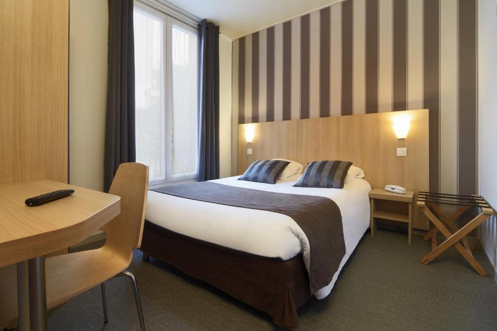 巴黎巴黎维莱特酒店的一间设有大床和窗户的酒店客房