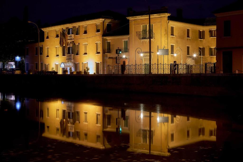 米拉德多吉里维埃拉酒店的一座晚上倒在水中的建筑
