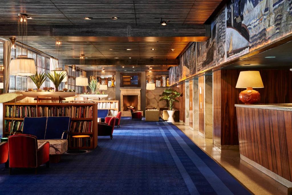 纽约海上酒店的带沙发、椅子和书籍的图书馆