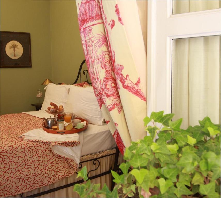 阿尔巴卡萨德拉托雷酒店的一间卧室配有一张带桌子和窗户的床