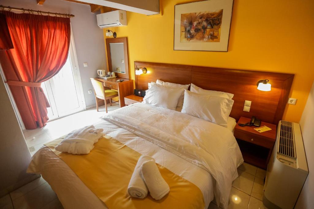 阿尔戈斯托利翁Mirabel CityCenter Hotel的一间卧室配有一张大床和毛巾