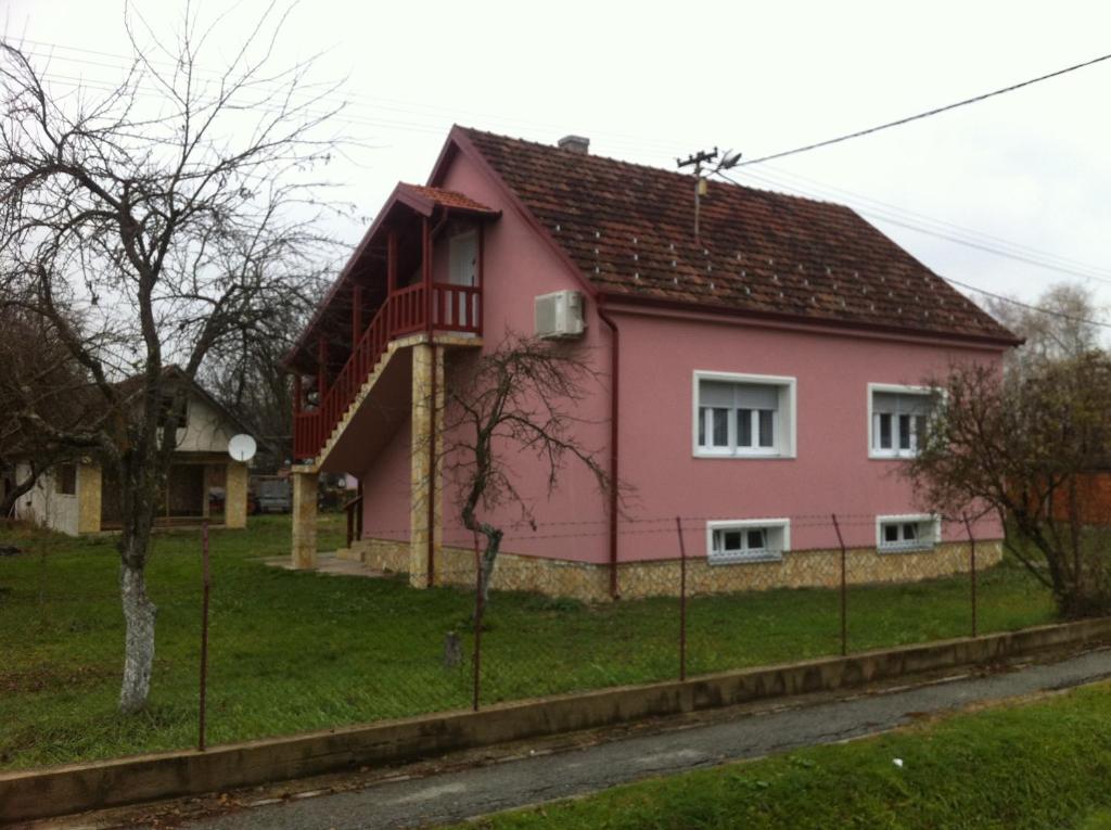 RatkovicaApartman Anka的路边的粉红色房子