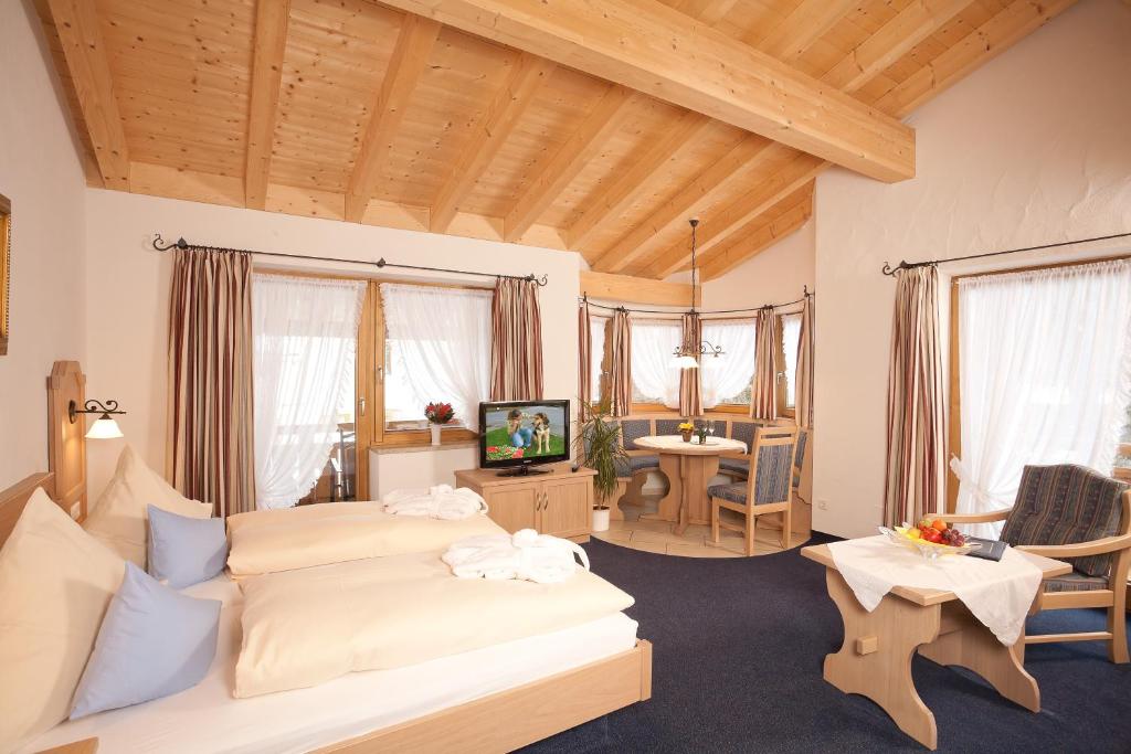 奥巴拉马高菲尔德梅勒兰德宫酒店的一间卧室设有一张床和一间客厅。