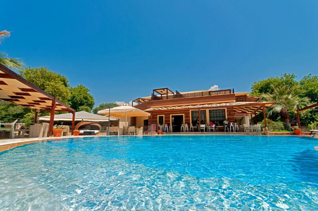 波帝卡波蒂卡维埃拉酒店的房屋前的大型游泳池
