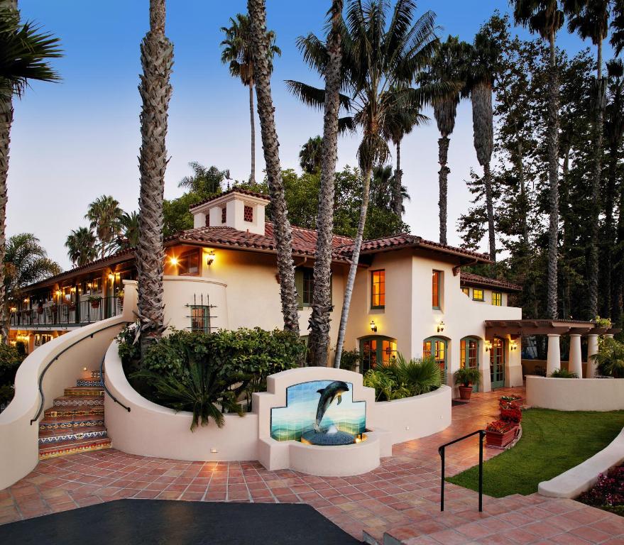 圣巴巴拉海港旁旅馆的一座带游泳池和棕榈树的房子