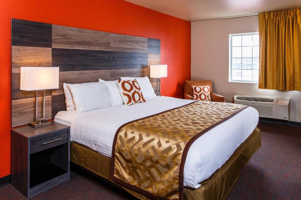 绿湾格林湾J酒店的酒店客房,设有一张带橙色墙壁的大床