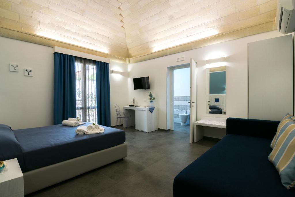 圣维托罗卡波灯塔间的一间卧室配有一张床、一张沙发和一张书桌