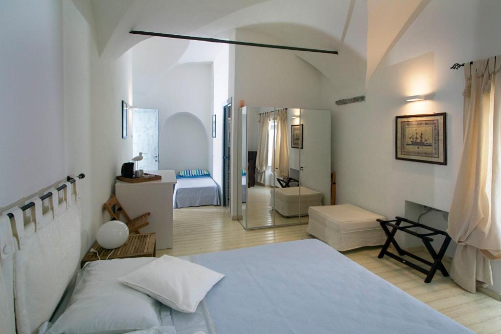 卡莫利La Casa di Alessia的一间白色卧室,配有床和一间浴室