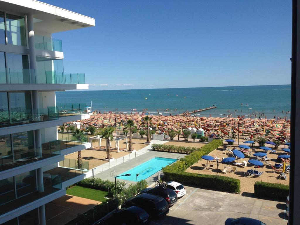 利多迪耶索罗Heron apartments的享有带游泳池和海滩的度假村景色