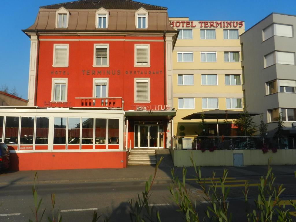 波朗特吕总站酒店的两座高楼旁边的一座红色建筑