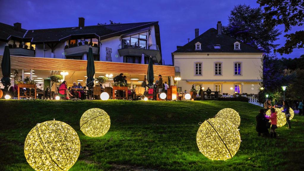 特里尔尼尔斯公园酒店的院子里有圣诞灯的房子