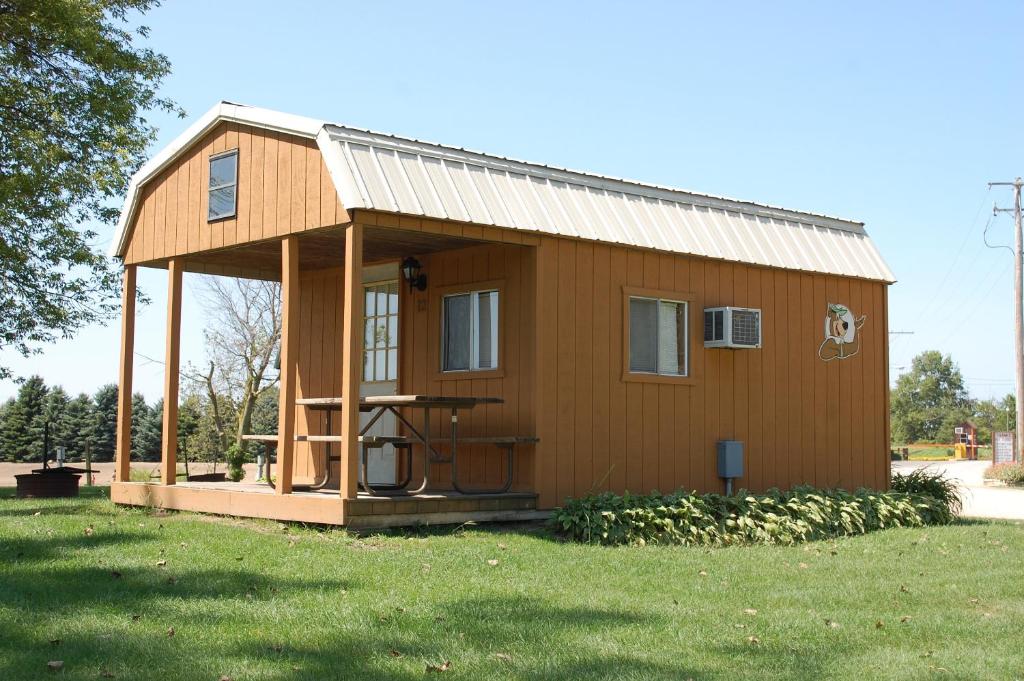 因莱特O'Connell's RV Campground Lakefront Cabin 9的院子内带桌子的小房子