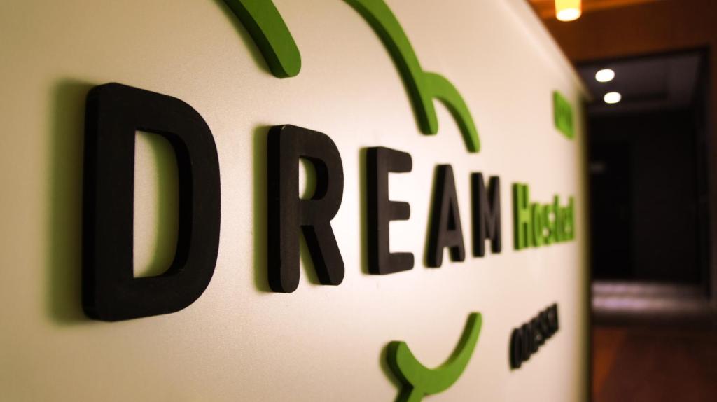 敖德萨Dream Hostel Odessa的墙上的异教徒标志