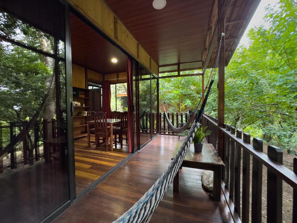 Hotel Heliconias Nature Inn &amp; Hot Springs的阳台或露台