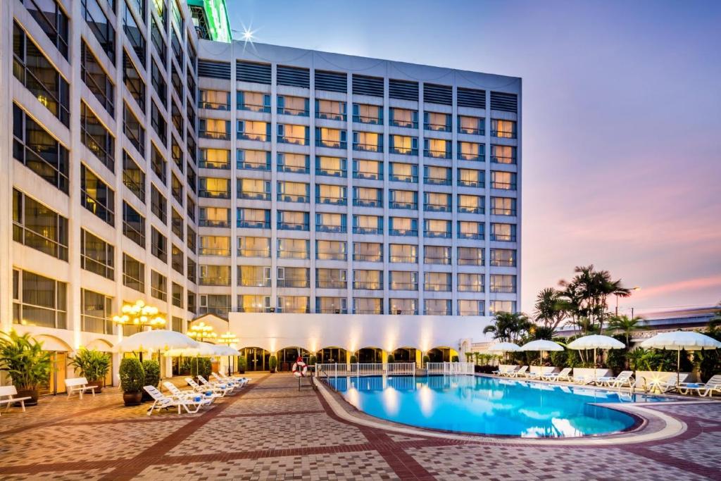 曼谷曼谷皇宫酒店的大楼前设有游泳池的酒店