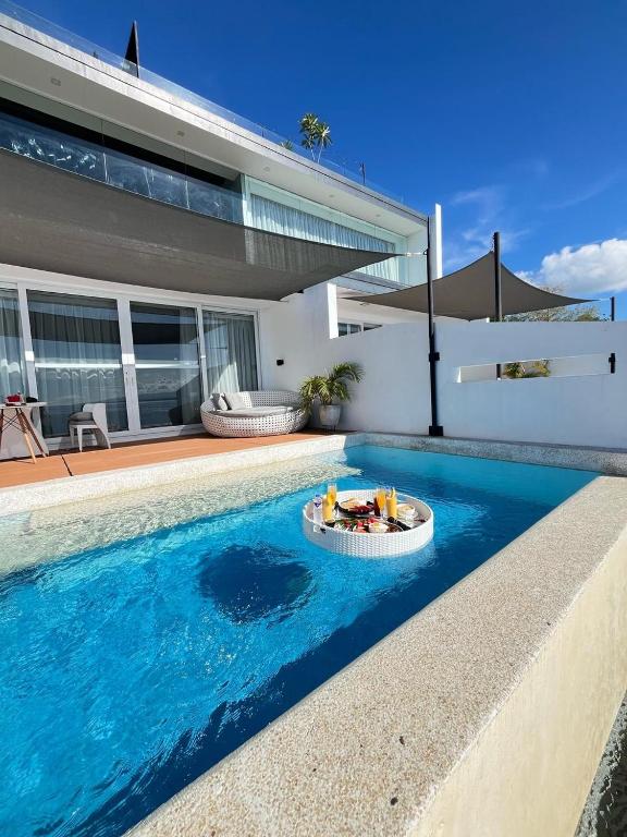道伊斯Epic Suites Bohol ADULTS ONLY的房子前面的游泳池