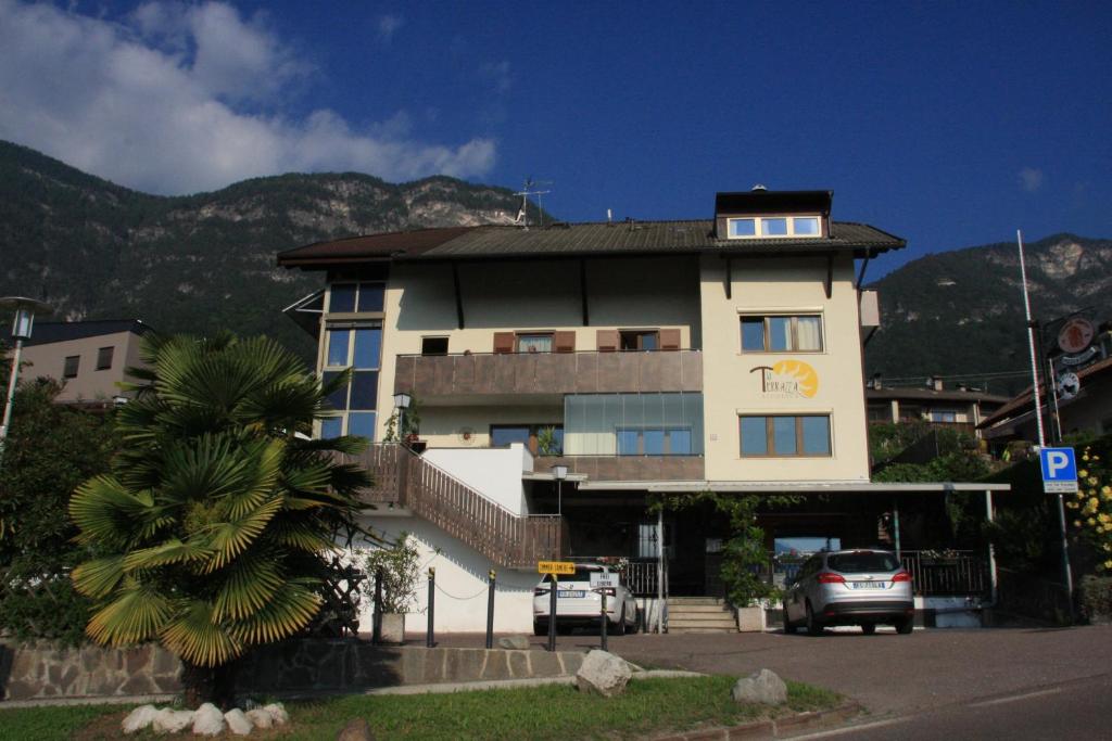 卡尔达罗Residence La Terrazza的一座大型建筑,前面有停车位