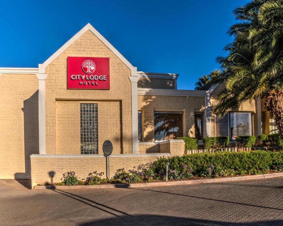 布隆方丹City Lodge Hotel Bloemfontein的一座带有读取新加坡汽车旅馆标志的建筑