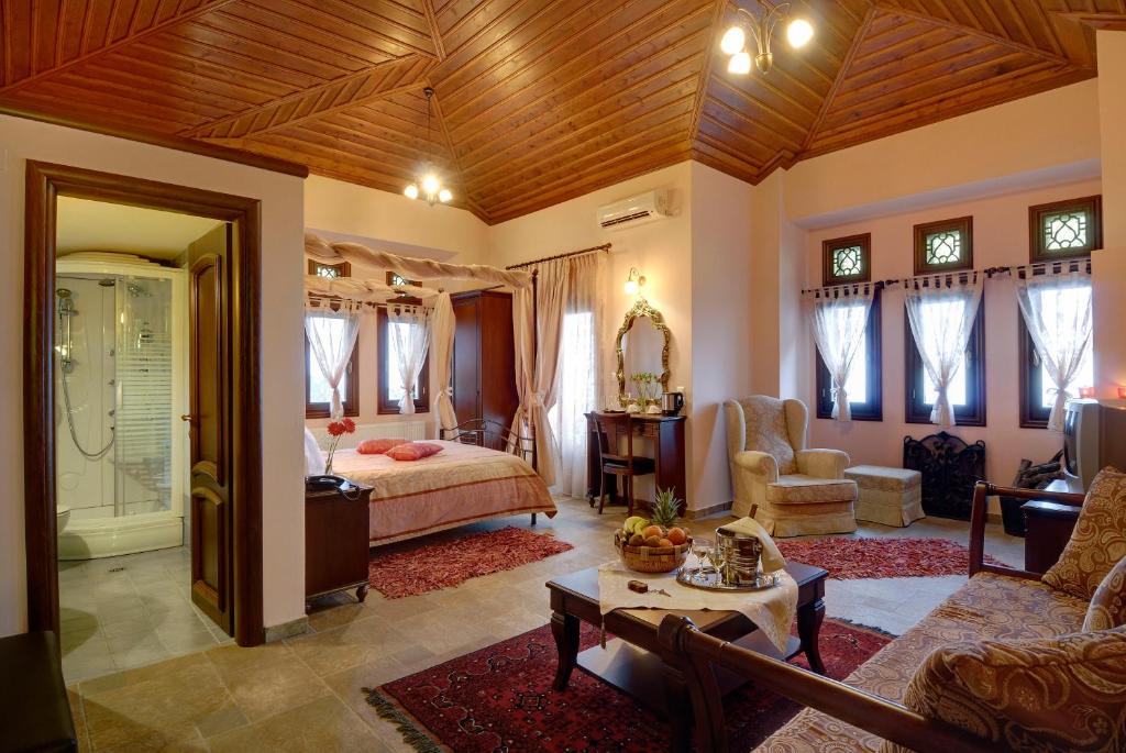 桑加拉达彩虹宾馆的一间卧室设有一张床和一间客厅。