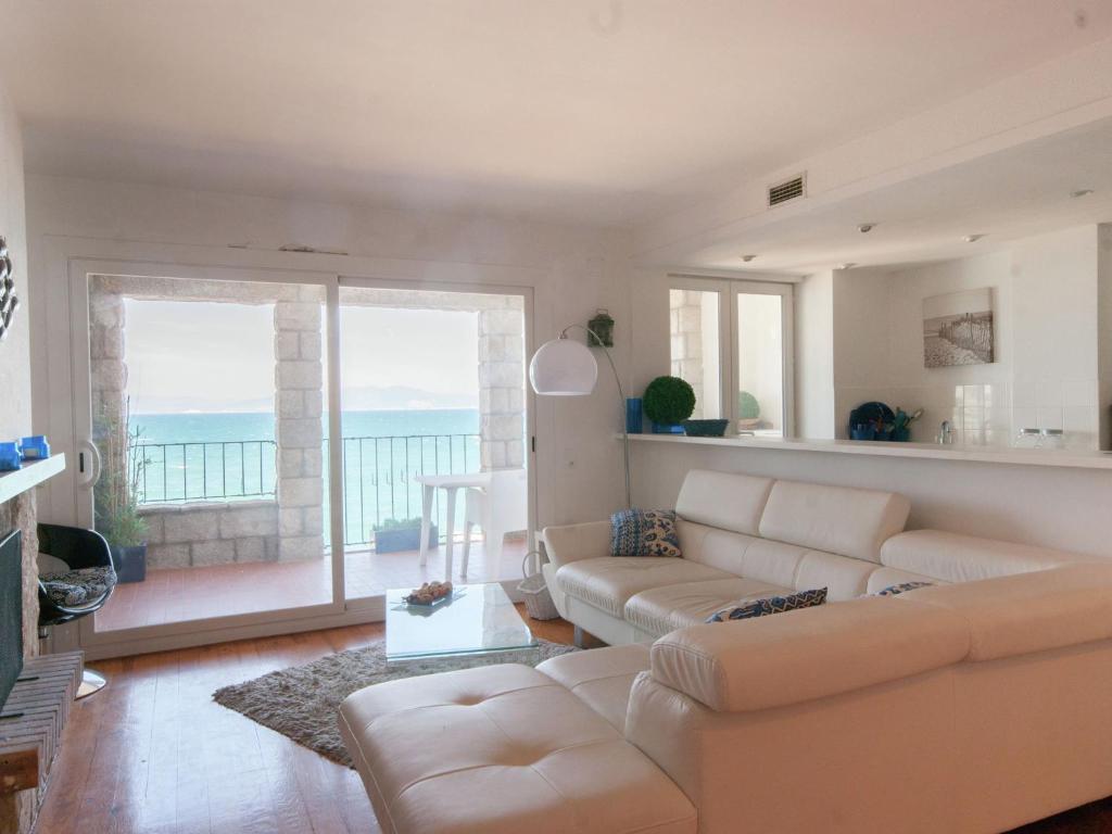 莱斯卡拉Belvilla by OYO Albatros 6的带沙发的客厅,享有海景