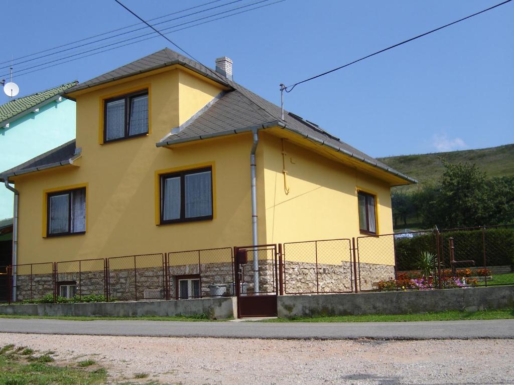 赫拉布斯Apartmán Barborka的前面有栅栏的黄色房子