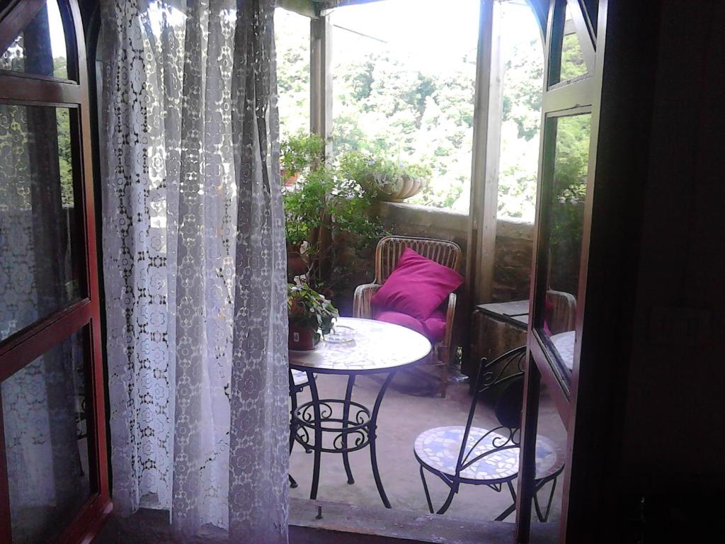 卡尔卡塔Casa Sulla Rupe的一个带桌椅的庭院和一个窗户。