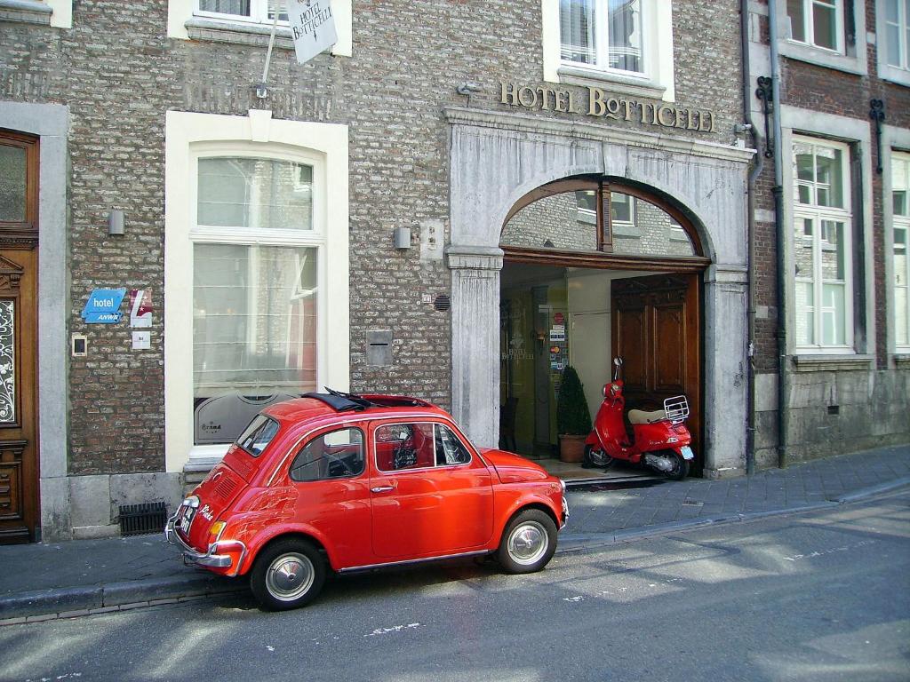 马斯特里赫特波提瑟利酒店的停在商店前的红色小汽车