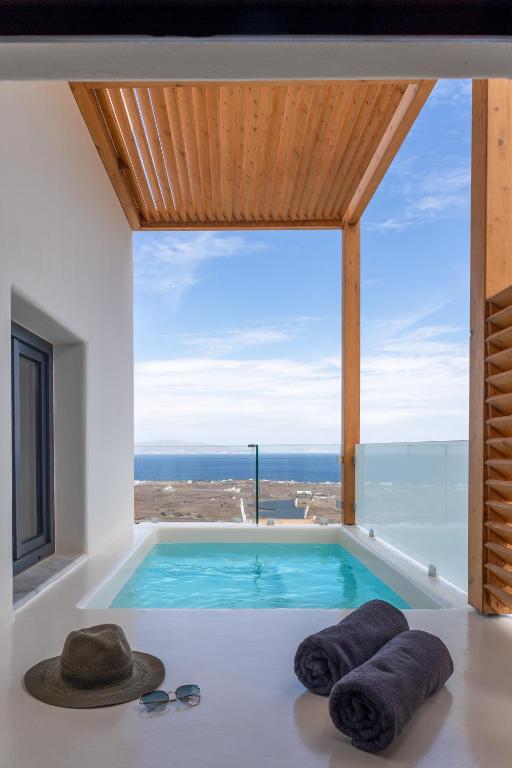 伊亚North Wind Luxury Suites的可以看到海景的游泳池