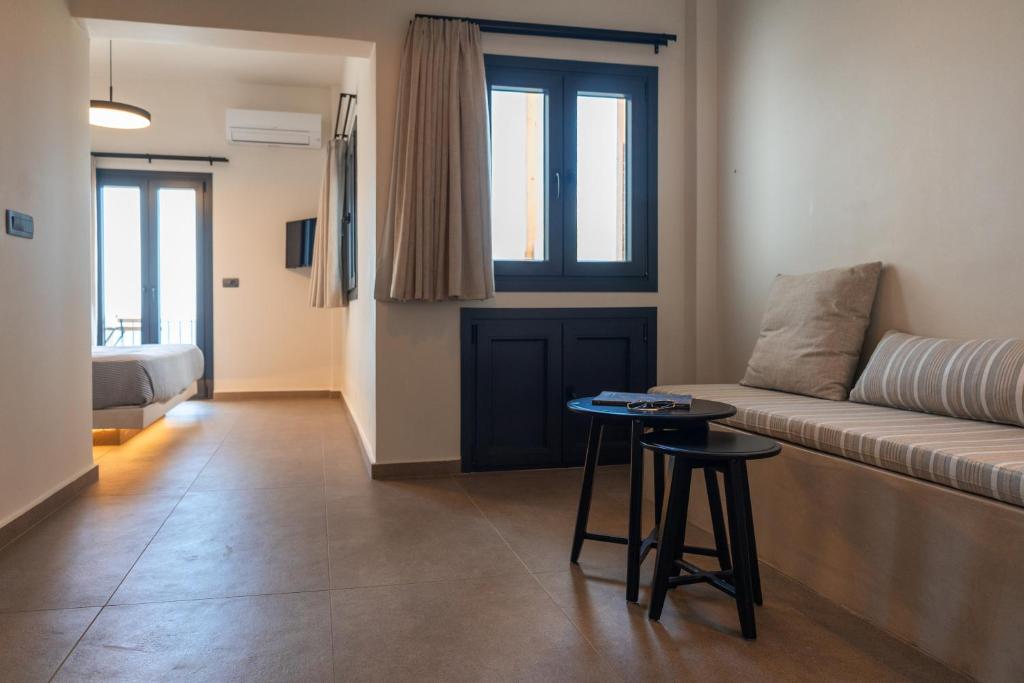 North Wind Luxury Suites的休息区