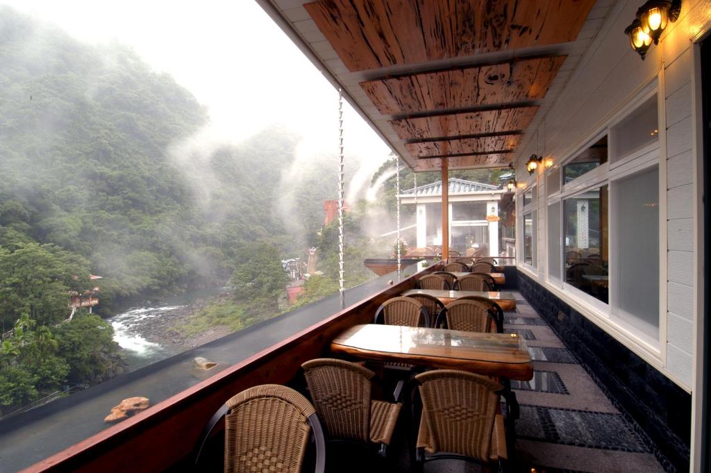 乌来日月民宿的一间带桌椅并享有河景的餐厅