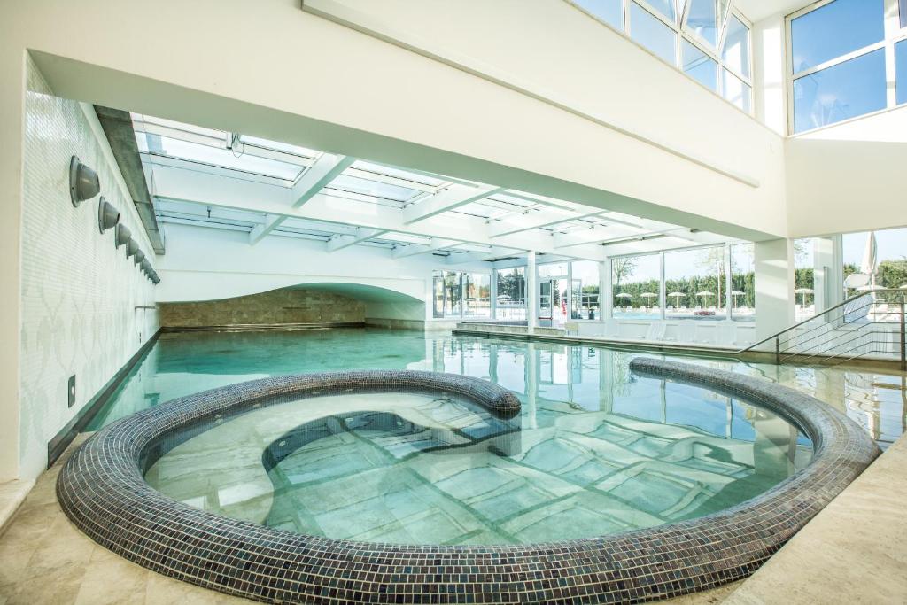 宛图里那德拉特姆酒店的一座室内游泳池,游泳池内设有一个大型水游泳池