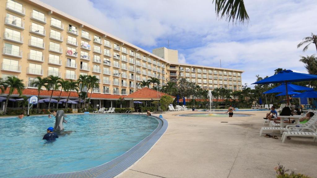 加拉班格兰德瑞奥塞班度假村的大楼前设有游泳池的酒店