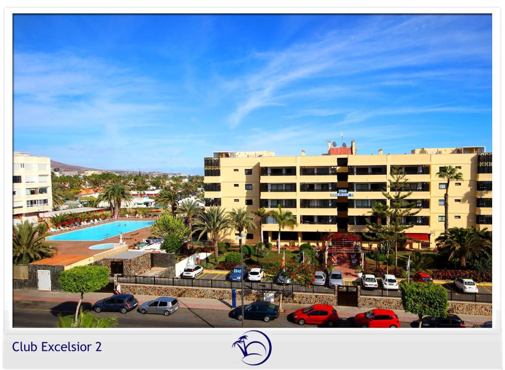 英格兰海滩Club Excelsior II的享有酒店及停车场和游泳池的景色