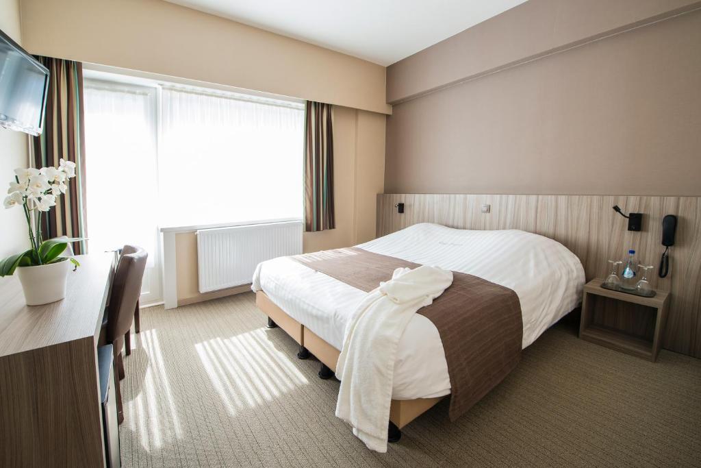 奥斯坦德公主酒店的酒店客房设有床和窗户。