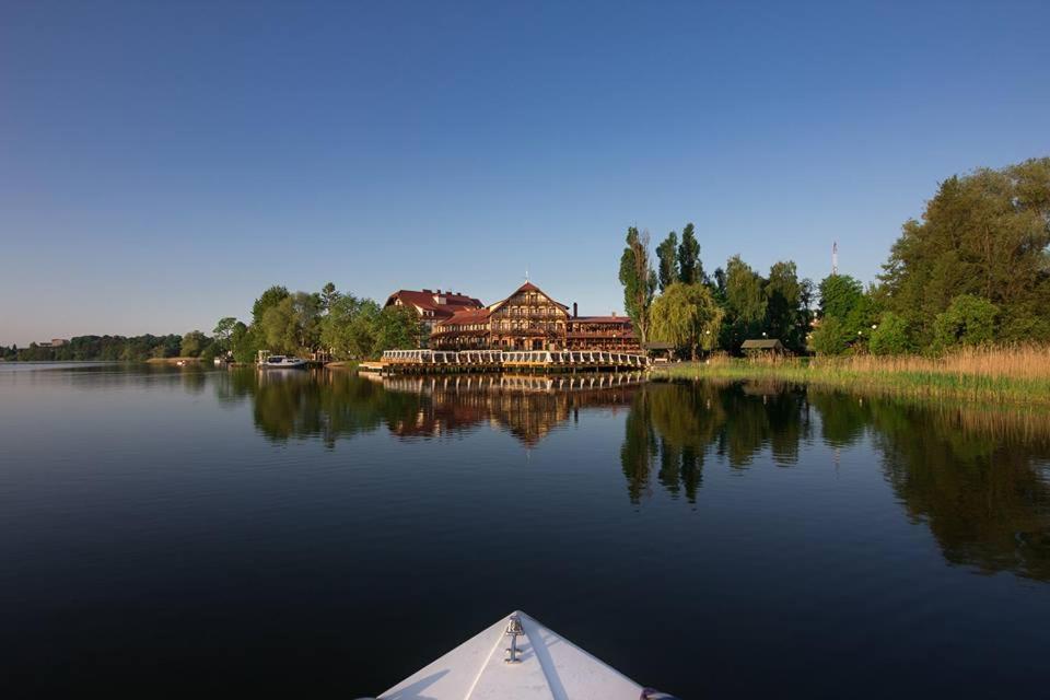 姆拉哥沃哥什涅茨莫洛旅馆的湖上的小船,有一座大建筑
