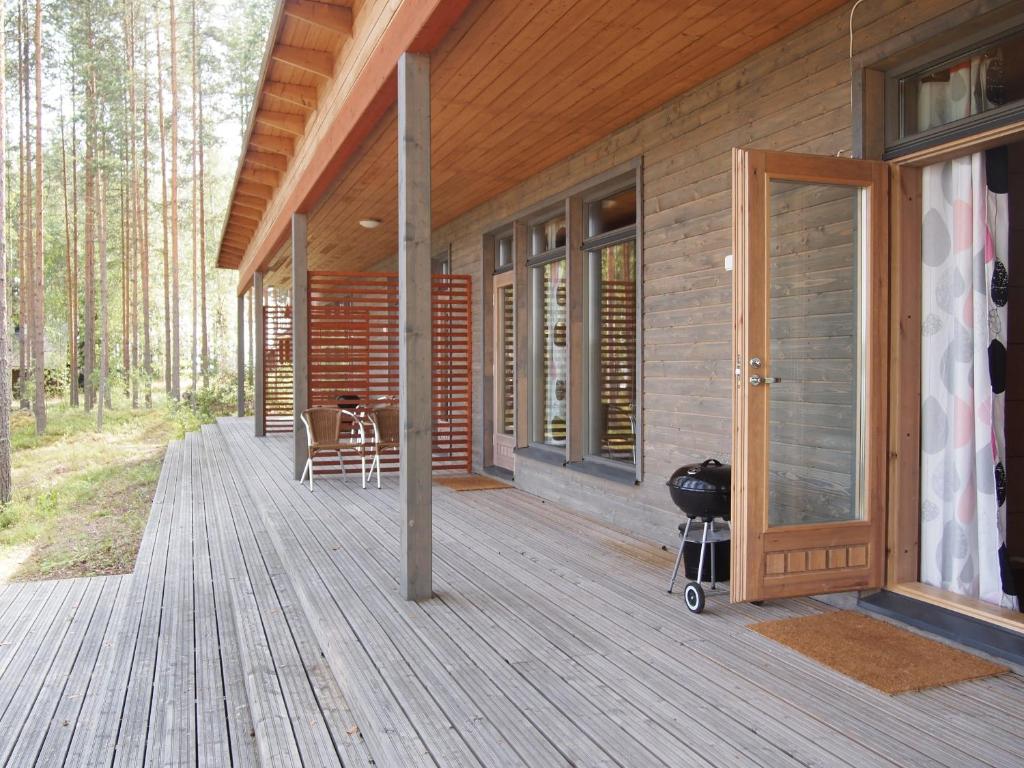 普马拉Kuoreksenniemi Villas & Lakehouse的房屋的木门廊,上面有烤架