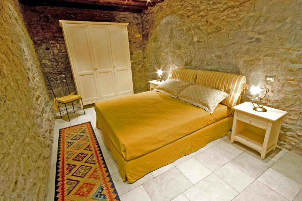 TeoloAiceltis的卧室配有一张石墙床