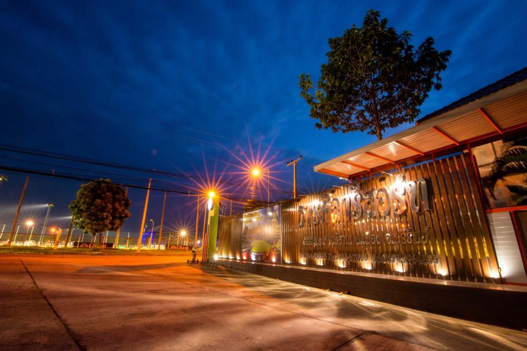 武里南Thansila Resort&Garden Buriram的夜间有灯的加油站