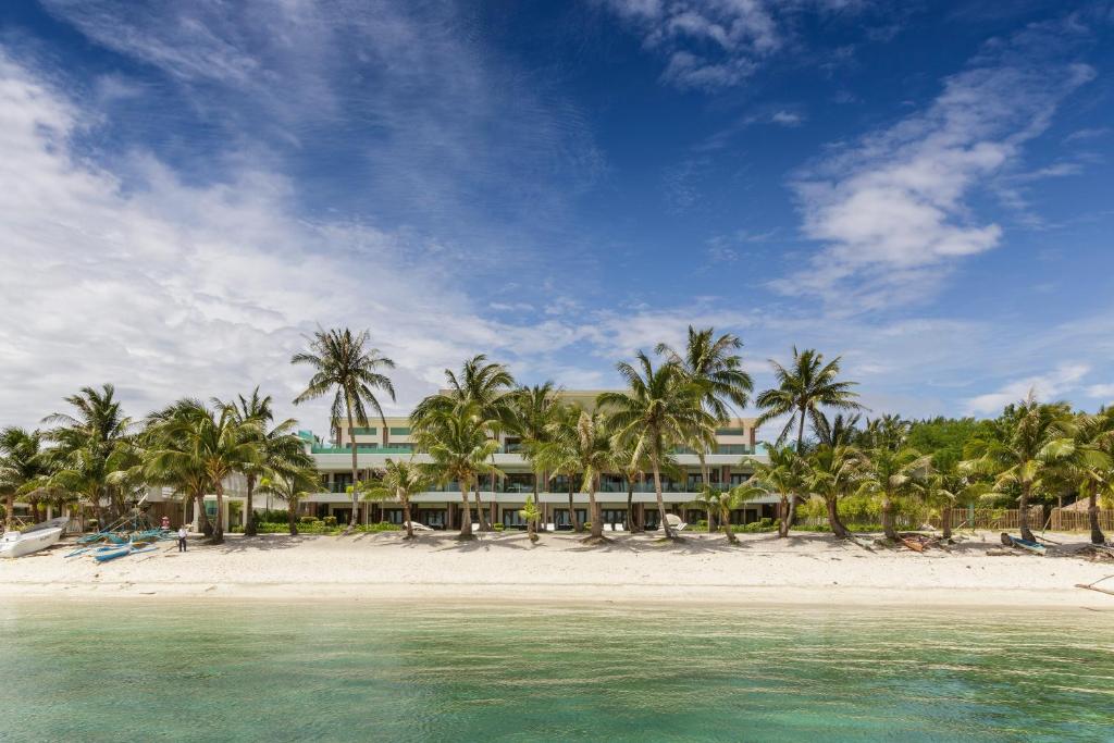 长滩岛星空豪华公寓酒店的棕榈树和水滩上的度假村