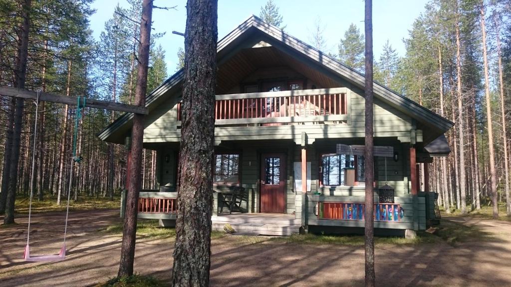 库萨莫Vihreä Helmi的树林里的木小屋