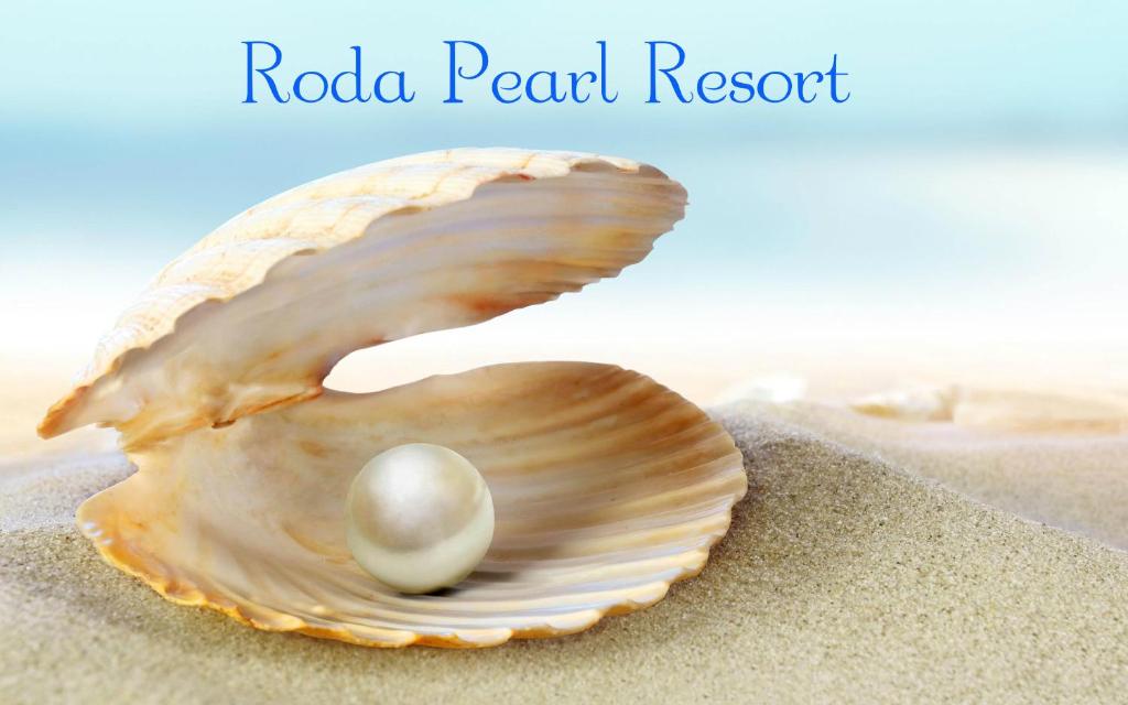 罗达Roda Pearl Resort的海滩上一枚珍珠弹