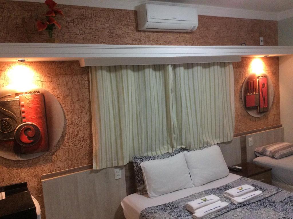 因达亚图巴Pousada Dos Comissarios的酒店的客房 - 带床和带毛巾的窗户