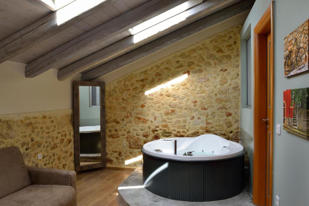 干尼亚Elia Kentron的一间带浴缸的浴室位于客房中间