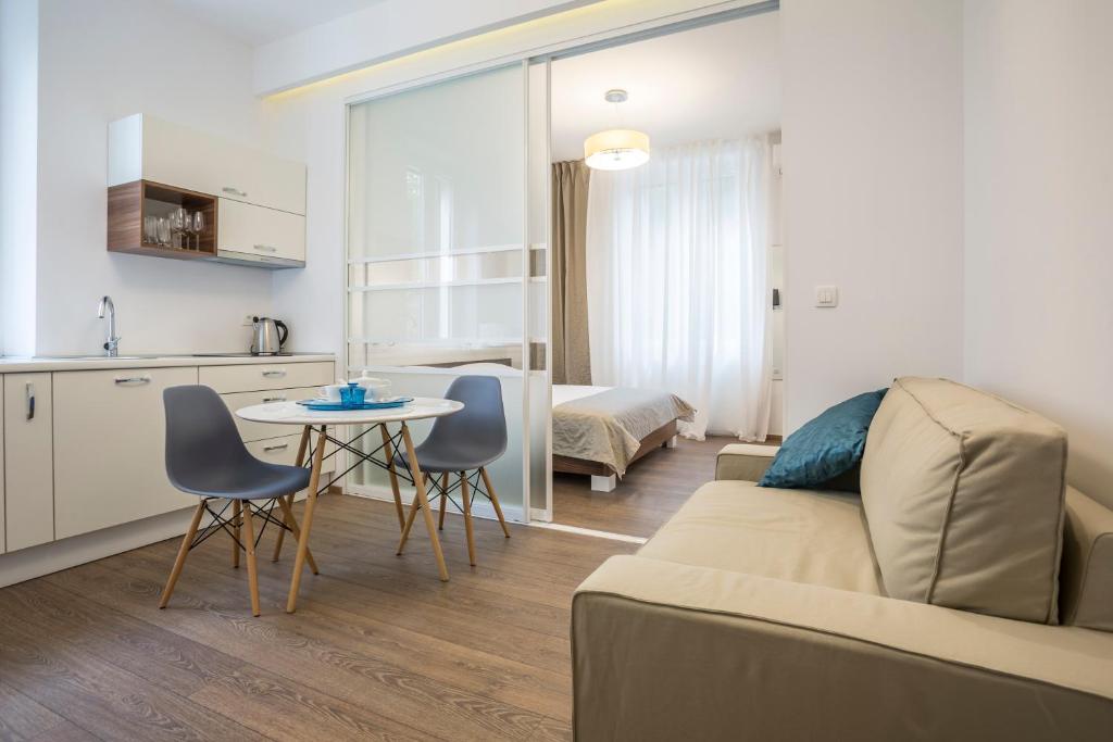 斯普利特Luxury Accommodation Marino的客厅配有沙发和桌子